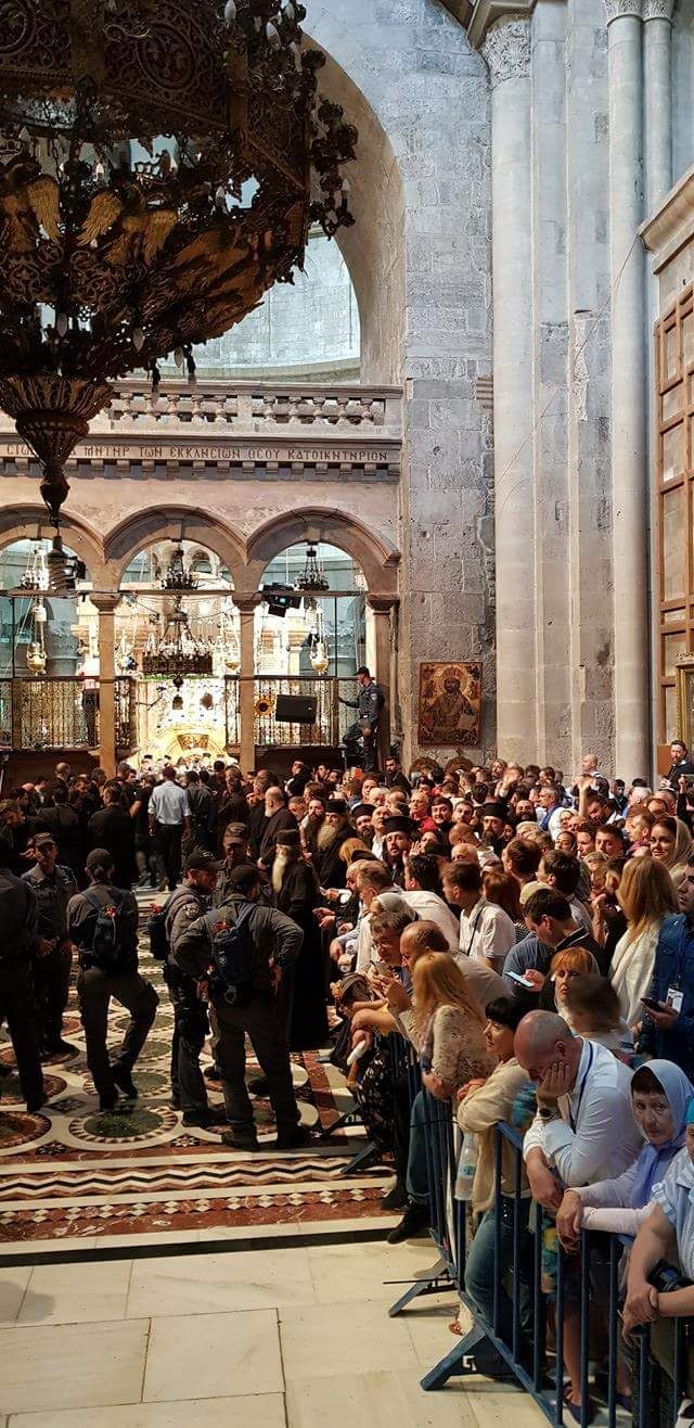 UPDATE. Lumina Sfântă, care anunță miracolul Învierii Mântuitorului, împărțită în Biserica Sfântului Mormânt / GALERIE FOTO