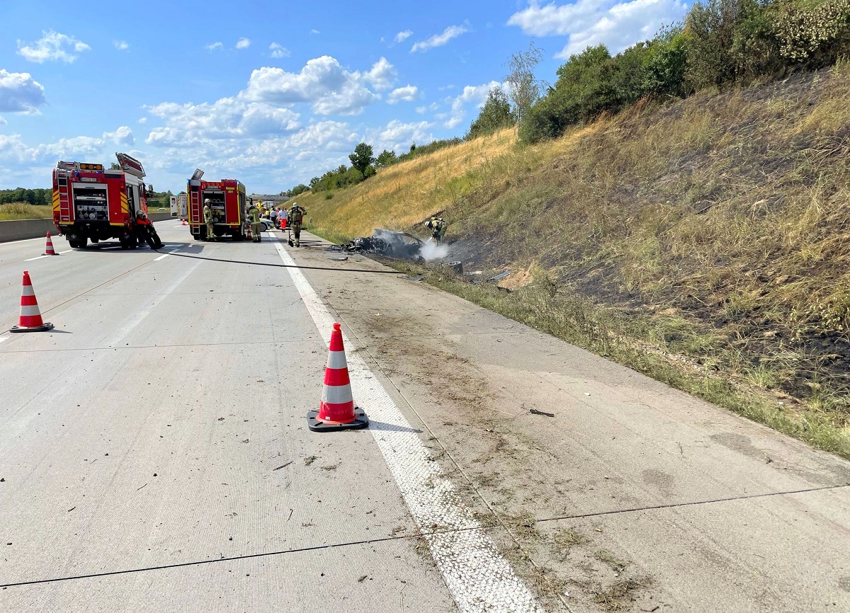 Lamborghini Aventador făcut scrum într-un accident la peste 200 km/h, pe o autostradă din Germania. Șoferul și pasagerul au scăpat cu viață