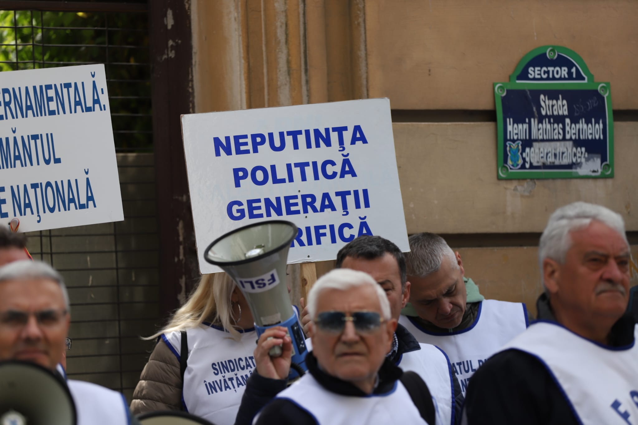 Ministrul Educației, Mihai Dimian, a coborât în mijlocul sindicaliștilor care-i scandau sub geam. „Mă bucur să-mi văd colegii. Nu trăim o situație normală”, spunea oficialul cu o zi înainte de proteste