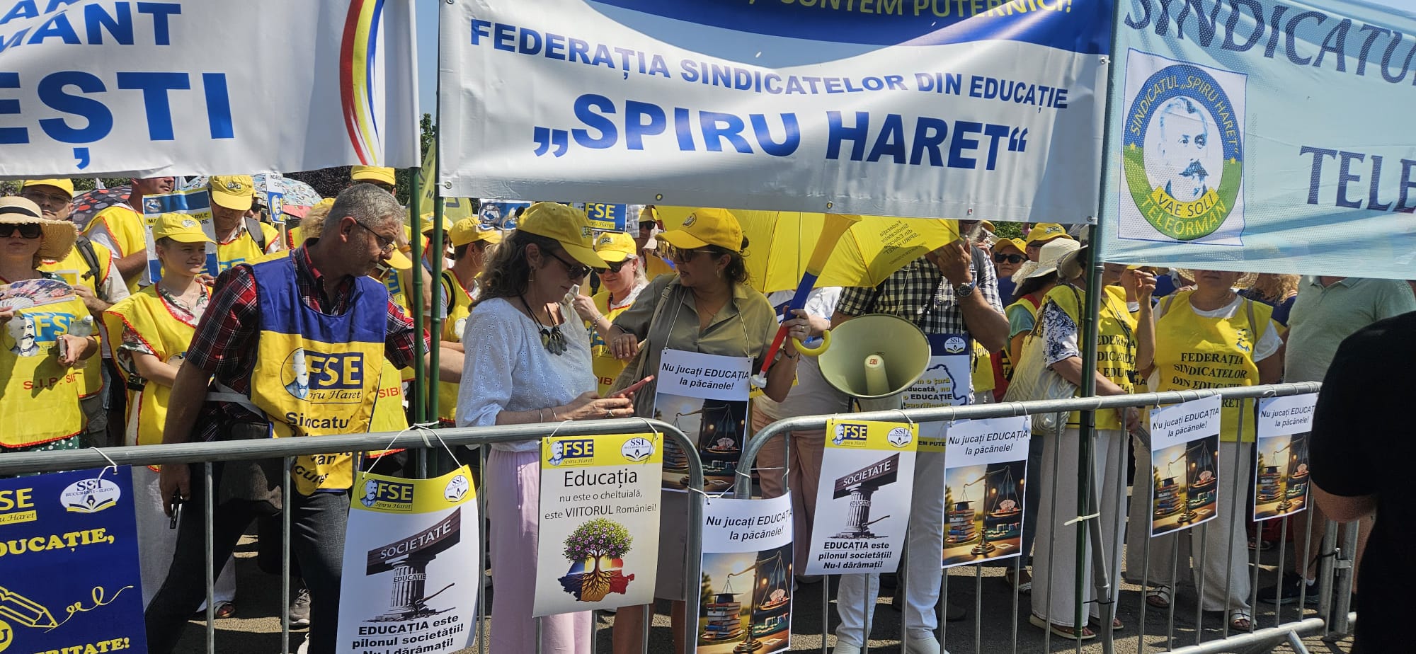 Profesorii și angajații din Sănătate protestează în fața Parlamentului chiar în ziua când Guvernul Bolojan își asumă măsurile de austeritate