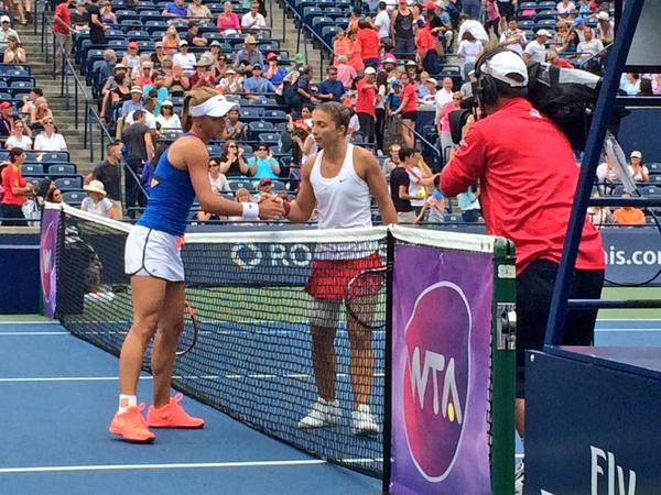 Comentatorii străini sunt șocați de numărul mare de români care o încurajează pe Simona Halep în Canada: ^”Este cea mai iubită jucătoare de tenis a lumii”! GALERIE FOTO