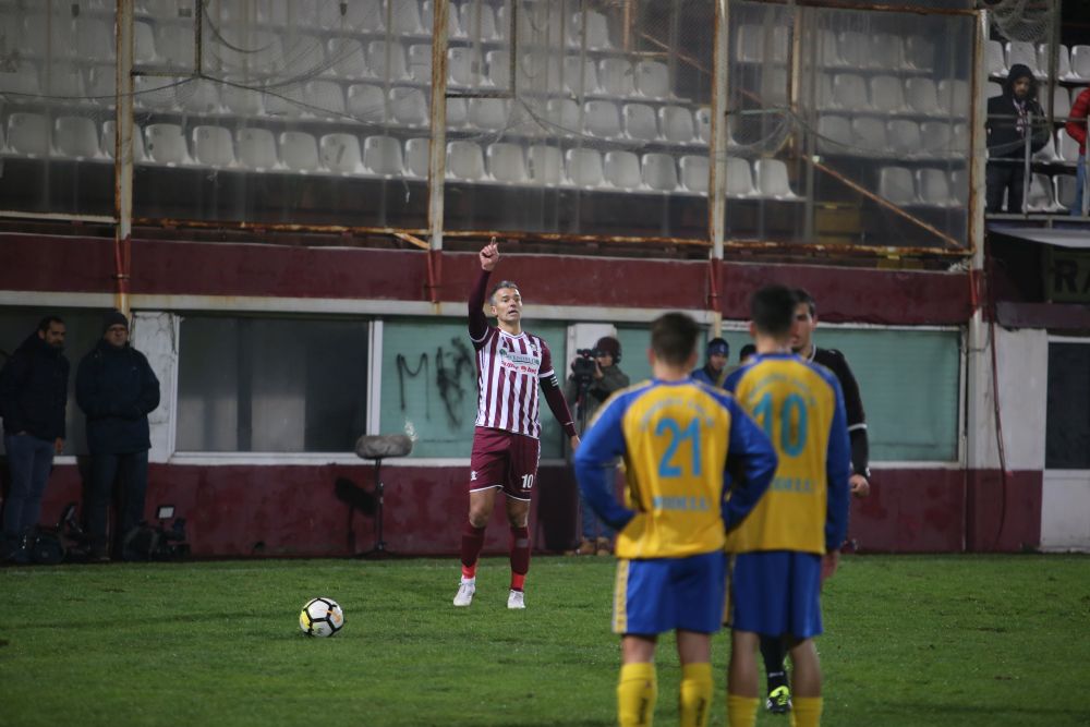 FOTO/Daniel Pancu, în genunchi în fața fanilor rapidiști! Declarație de dragoste pentru suporteri, la ultimul meci oficial pe stadionul Giulești: „De asta nu am jucat la Steaua, la Dinamo, datorită lor!”