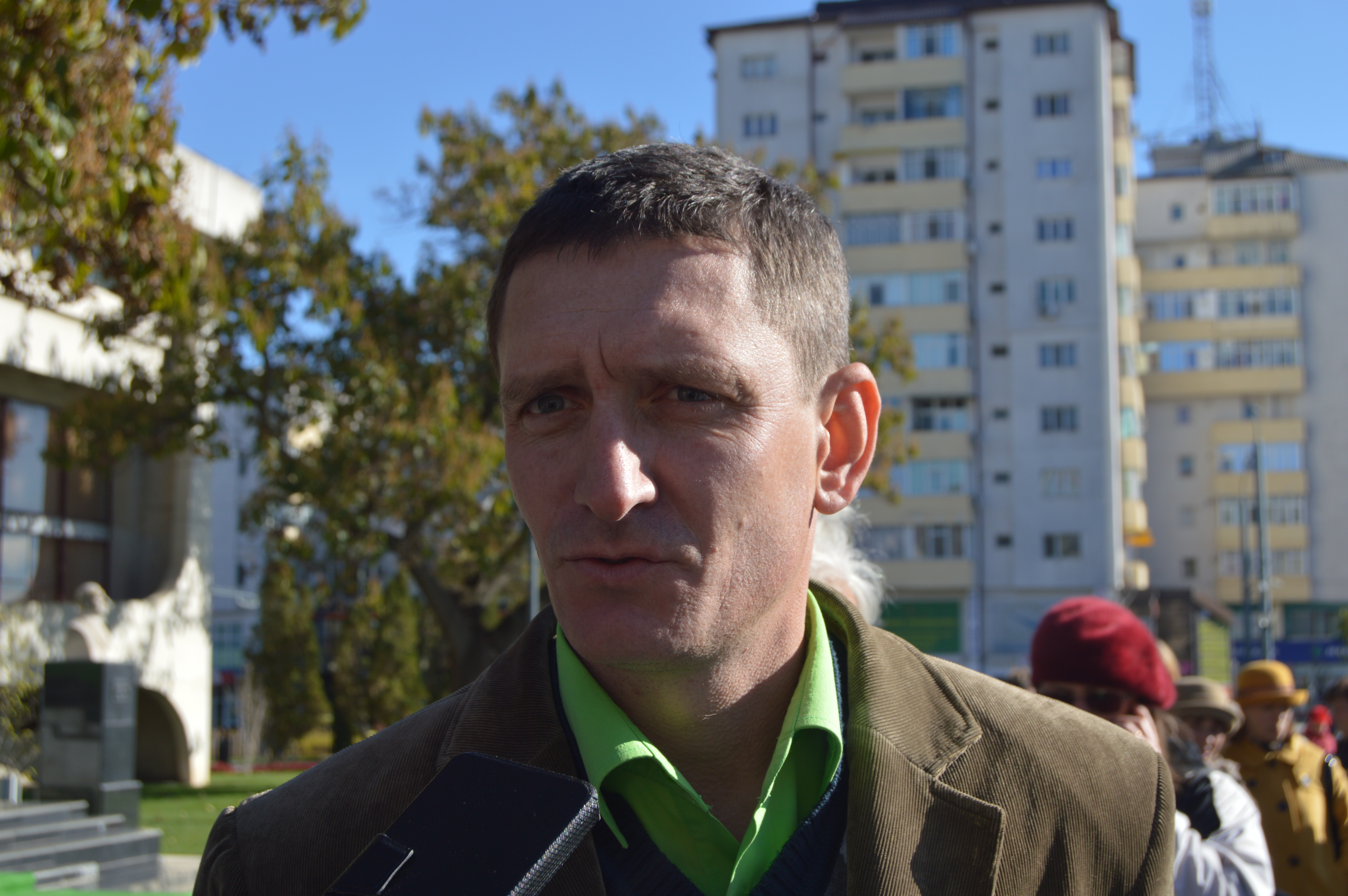 REPORTAJ: Disperarea le-a scos în stradă pe „mamele de împrumut” din Vaslui. Au grijă de copiii loviți de soartă, dar nu și-au primit salariile