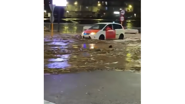 Drámai videón, ahogy a sárhullám pillanatok alatt elönti Valencia elővárosának az utcáit