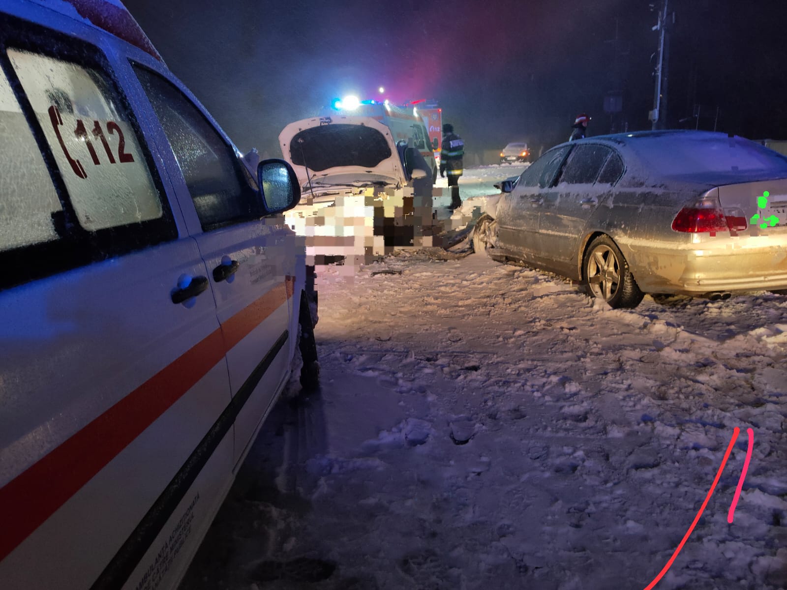 Ambulanță care transporta un pacient la spital, blocată în drum din cauza unui TIR derapat pe șosea, în Vrancea