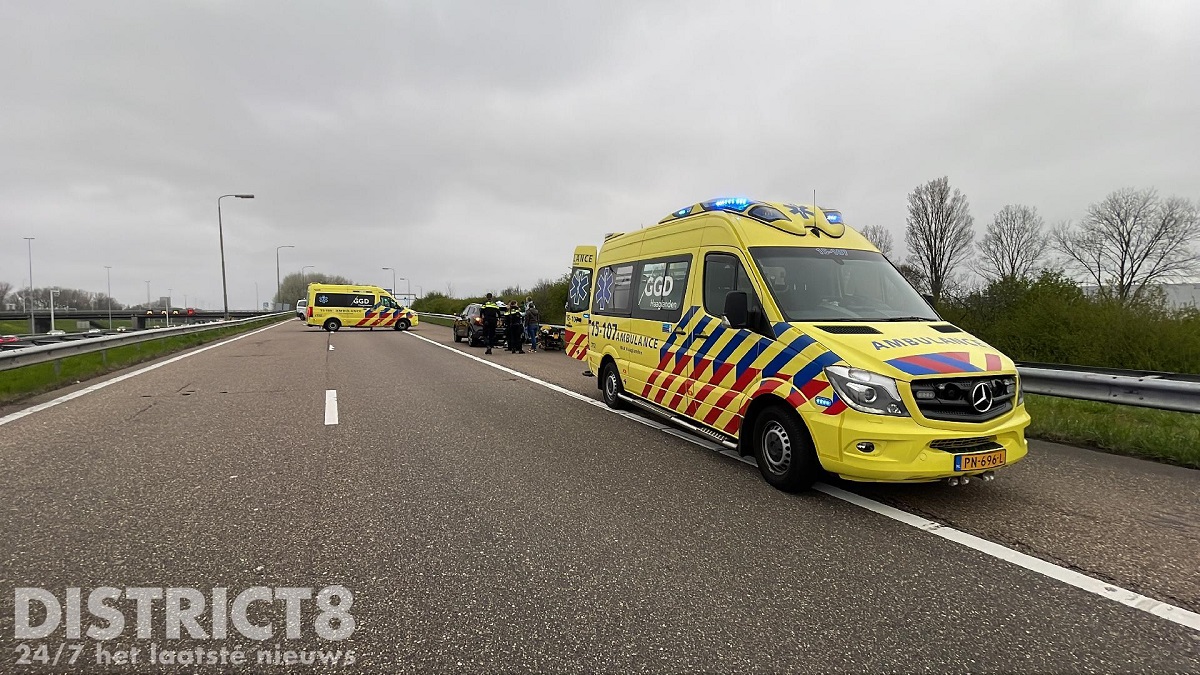 Polițiste cu lacrimi în ochi pe banda de urgență, unde au ajutat o femeie să nască o fetiță, pe o autostradă din Olanda | VIDEO
