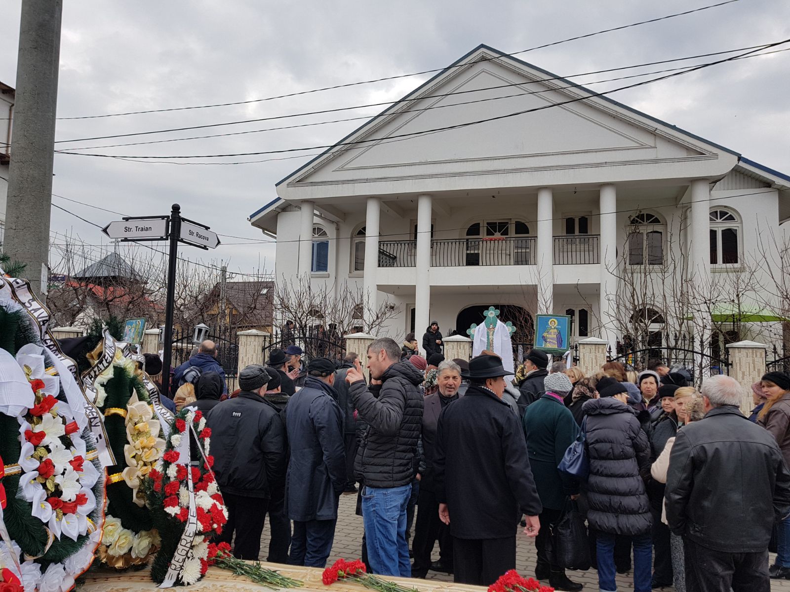 FOTO/ Liderul țiganilor din Moldova, înmormântat la Vaslui. La procesiune au fost mii de oameni, iar traficul a fost perturbat