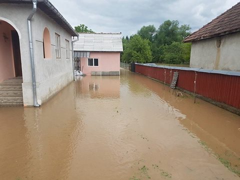 Inundații în Sighetu Marmației. Zeci de persoane, evacuate din calea apei