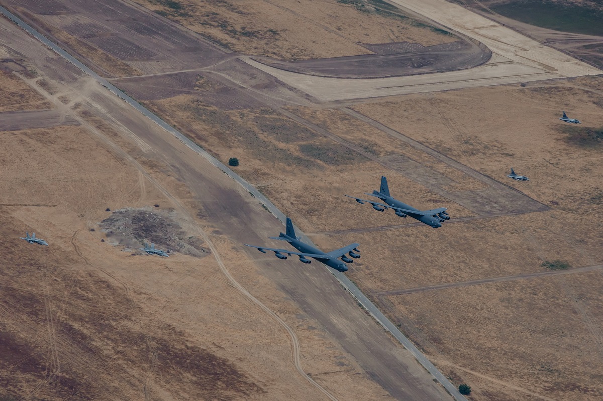 Două bombardiere strategice B-52 Stratofortress, în premieră în România: ce capabilități au și în ce războaie au fost folosite avioanele istorice