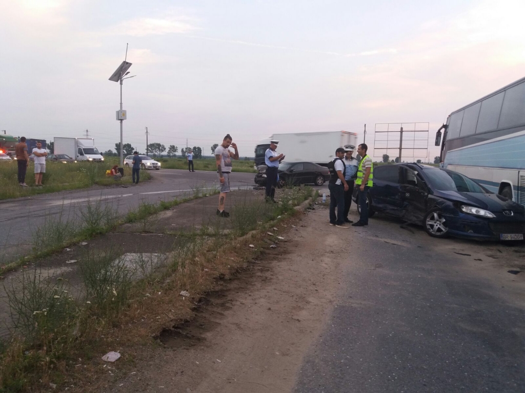 UPDATE: Două femei, rănite în urma accidentului de pe DN1. Coșmar la final de excursie pentru zeci de copii