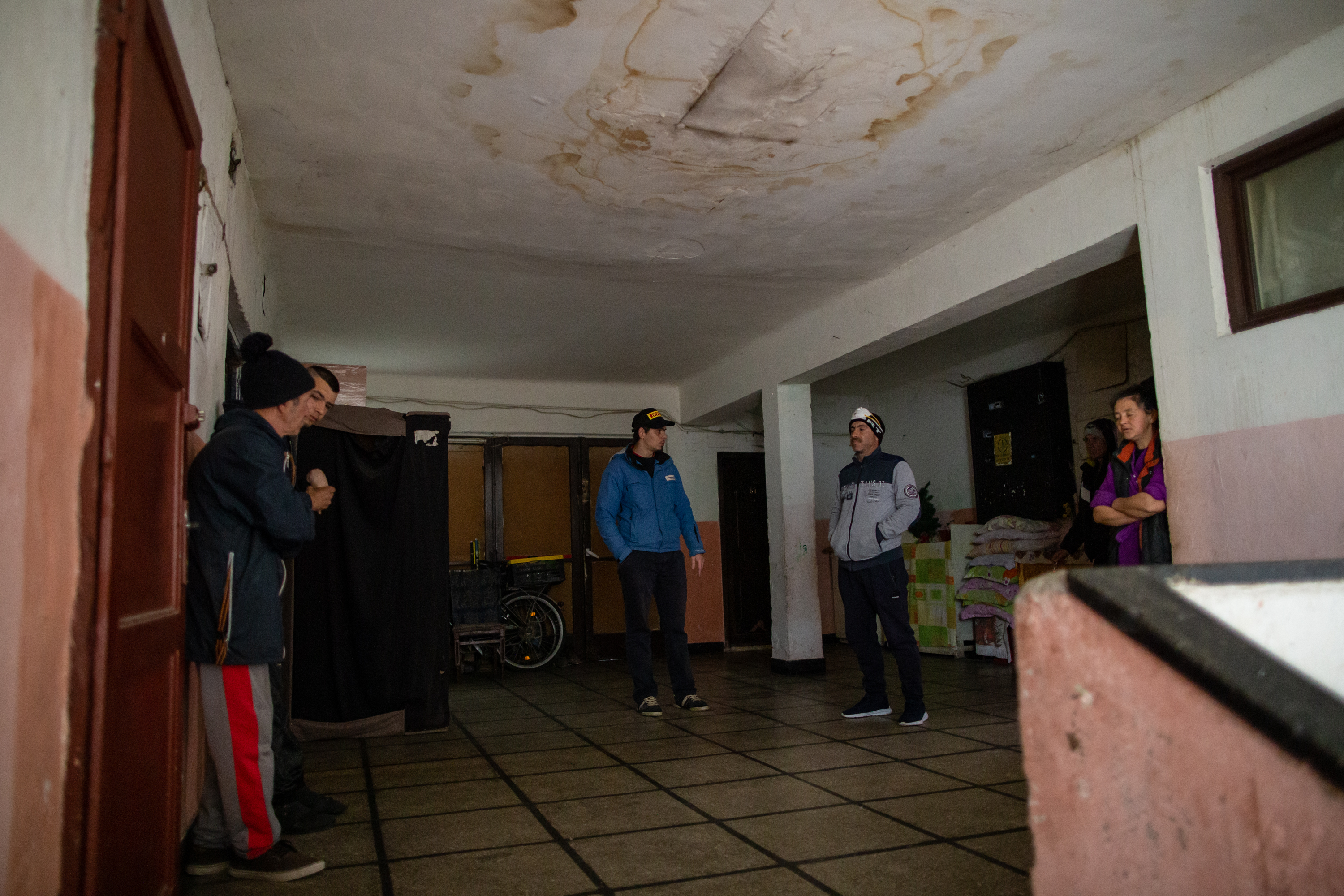 Oameni fără nici o armă în fața coronavirusului. Igienă la lighean și veceuri turcești în ”blocurile grecești” din Ștefănești