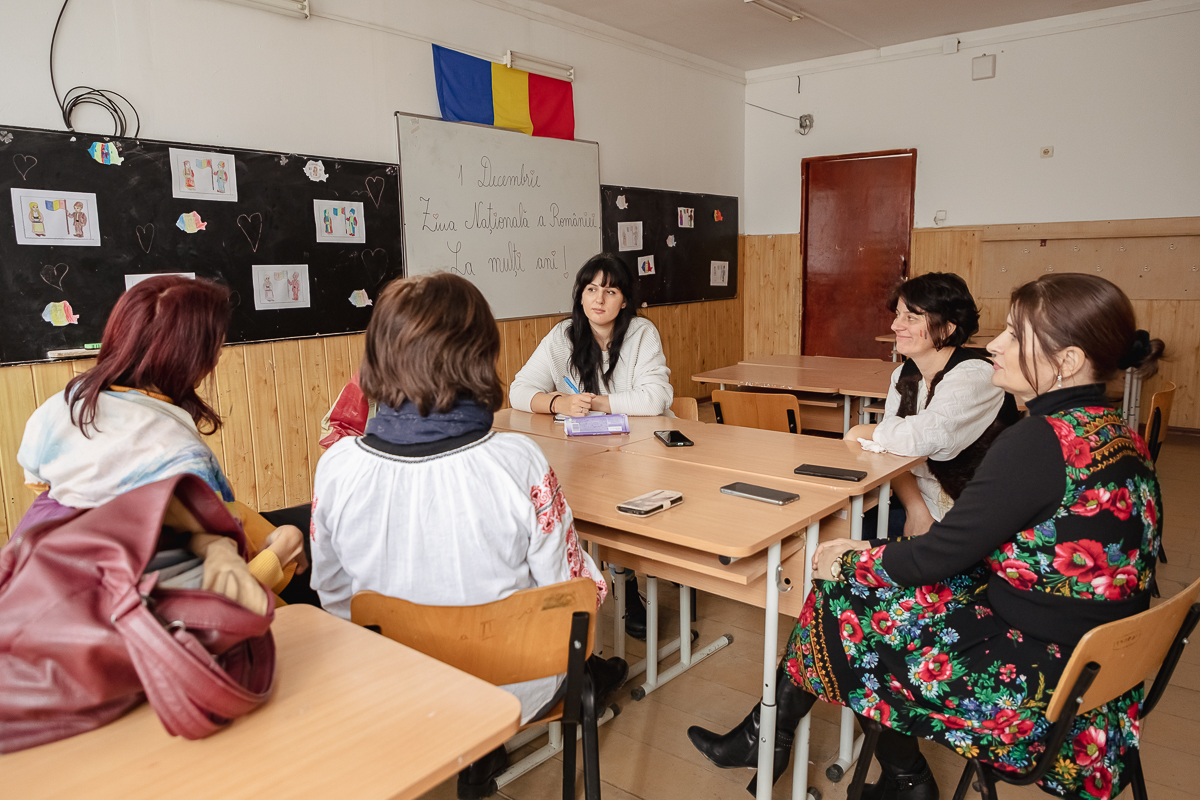 SPERANȚĂ. Într-o școală din Olt, o profesoară îi învață pe copiii cu părinți în străinătate să creadă că tinerii pot reuși și în țară: „Se pot realiza oriunde, numai să găsească oamenii potriviți”