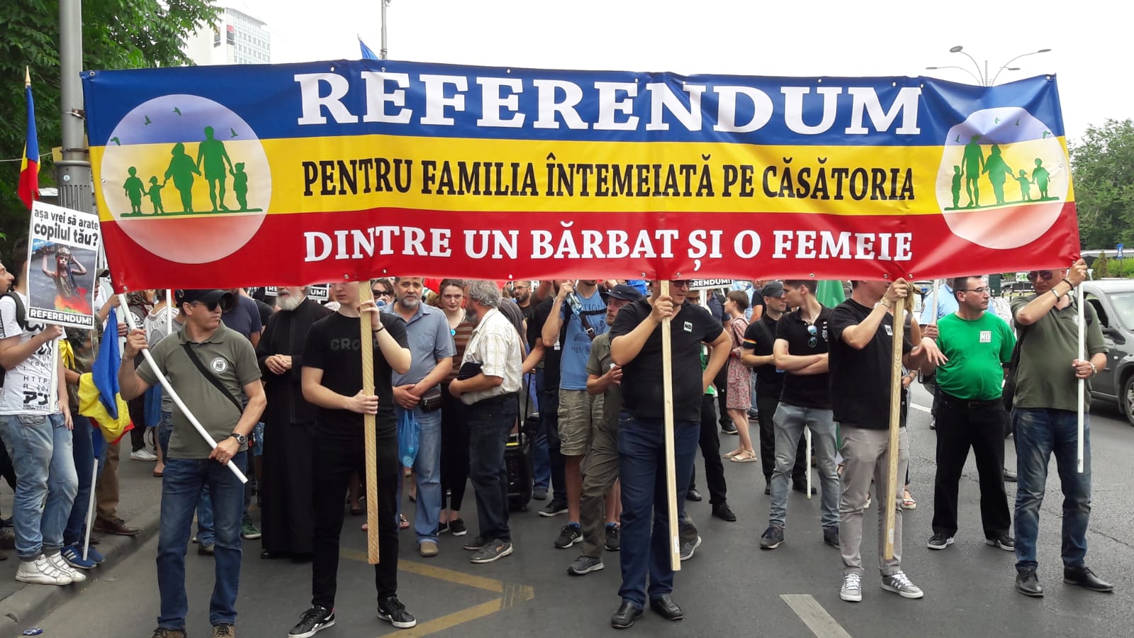 GALERIE FOTO/ Marșul Normalității în București. Noua Dreaptă a ieșit în stradă „pentru familia naturală”