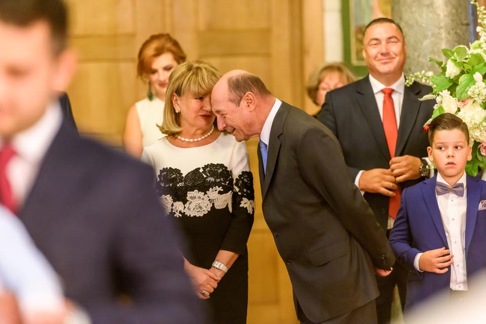 Tot ce nu s-a văzut la botezul nepoatei lui Traian Băsescu. Imagini în premieră de la creștinarea Anastasiei | FOTO