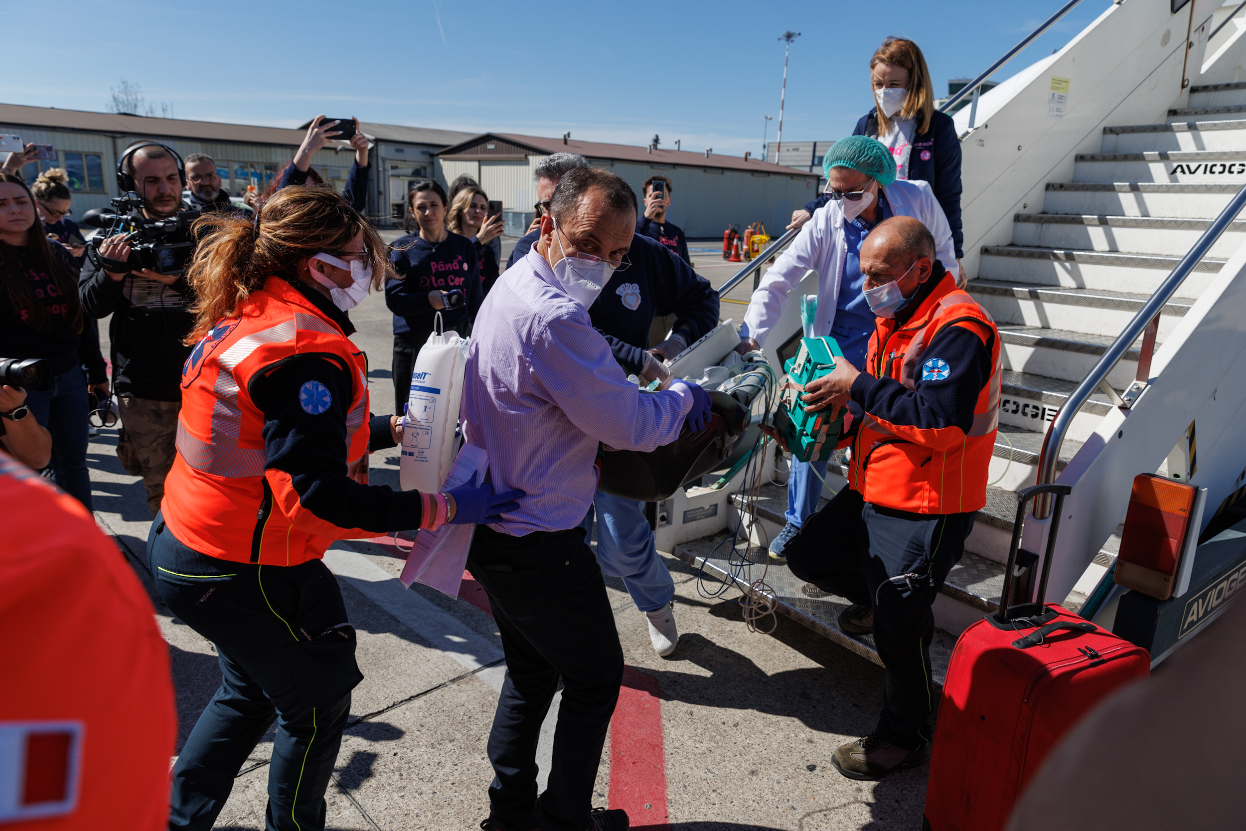 Reportaj dintr-o călătorie pentru o inimă sănătoasă. Sute de copii zboară anual la o clinică din Italia, unde medicii le oferă șansa pe care nu o au în România