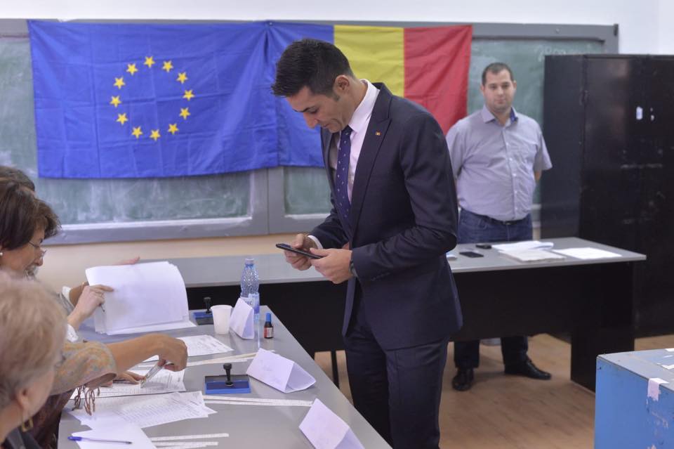 FOTO. Claudiu Manda, despre votul de la referendum: "Nu vreau să-mi pun problema la nuntă dacă voi fi socru mare sau socru mic"