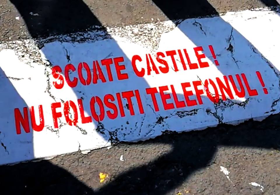 Mesajele de pe trecerile pentru pietoni au apărut în Piatra-Neamț. „Scoate căștile!”, „Nu folosi telefonul!”