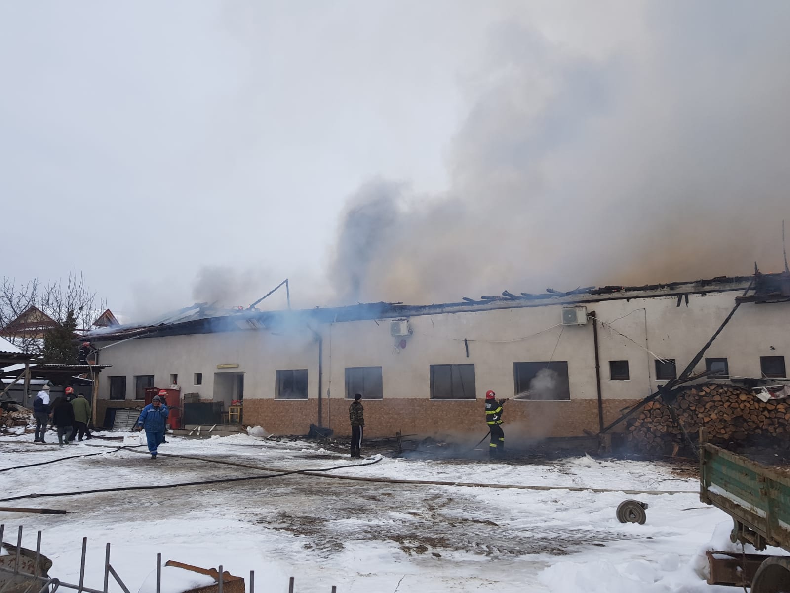 VIDEO&FOTO/ Incendiu puternic în localitatea vrânceană Fitionești. Primăria a fost cuprinsă de flăcări, iar angajații au reușit să iasă înaintea sosirii pompierilor