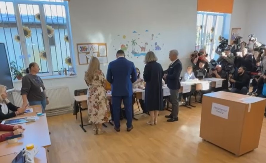 Cum a apărut Cristela Georgescu la secția de votare. Detaliul care a atras toată atenția la soția lui Călin Georgescu