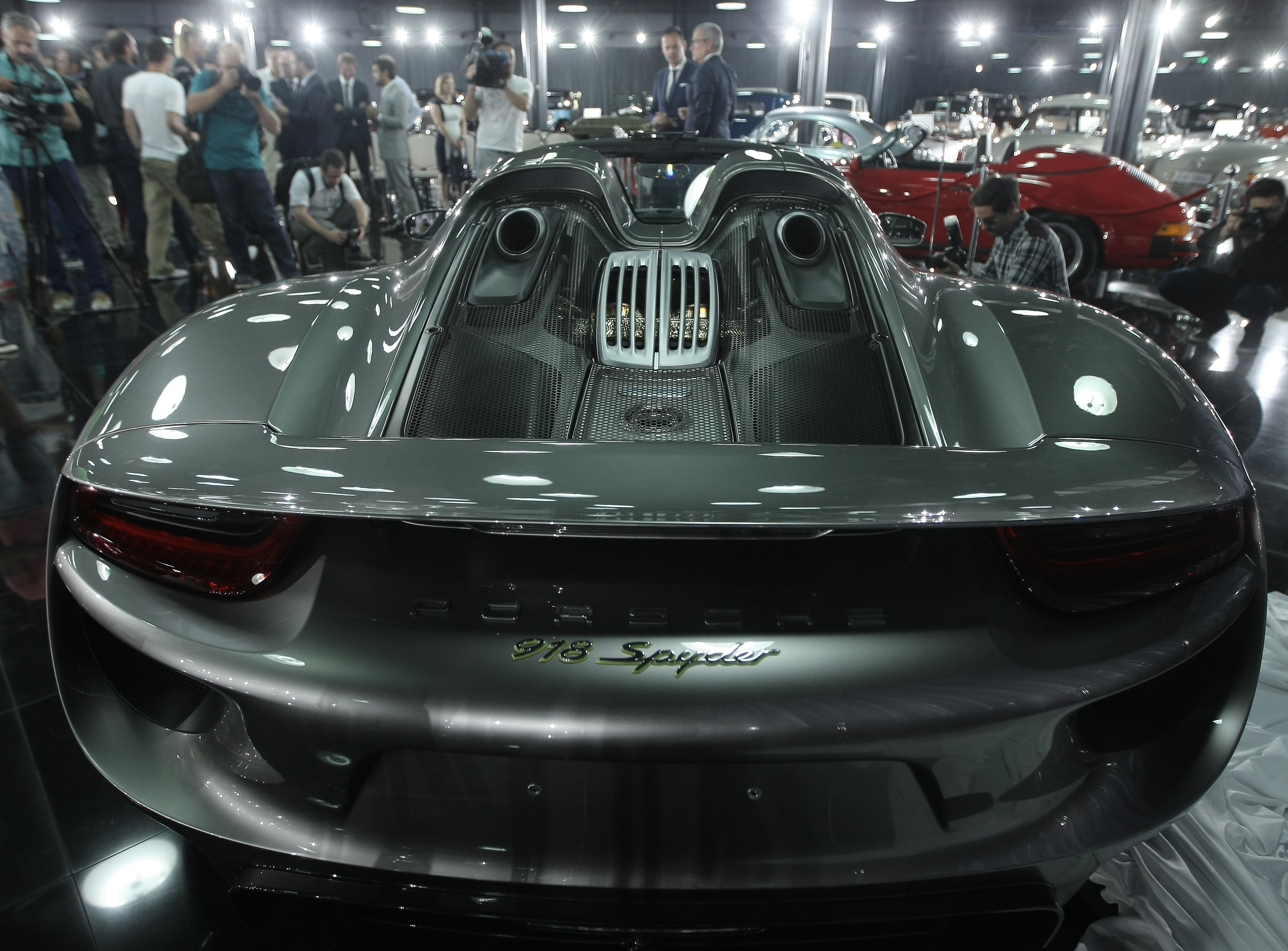 Țiriac și-a prezentat săgeata argintie! Una din cele mai rapide mașini din lume, Porsche 918 Spyder, a intrat joi în colecția omului de afaceri