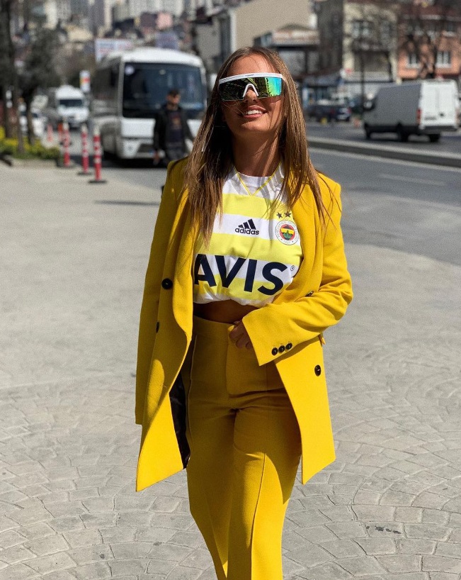 Cum a fost surprinsă Alexandra Stan cu noul iubit la o shaormerie din București. Cântăreața și-a sărutat pasional partenerul