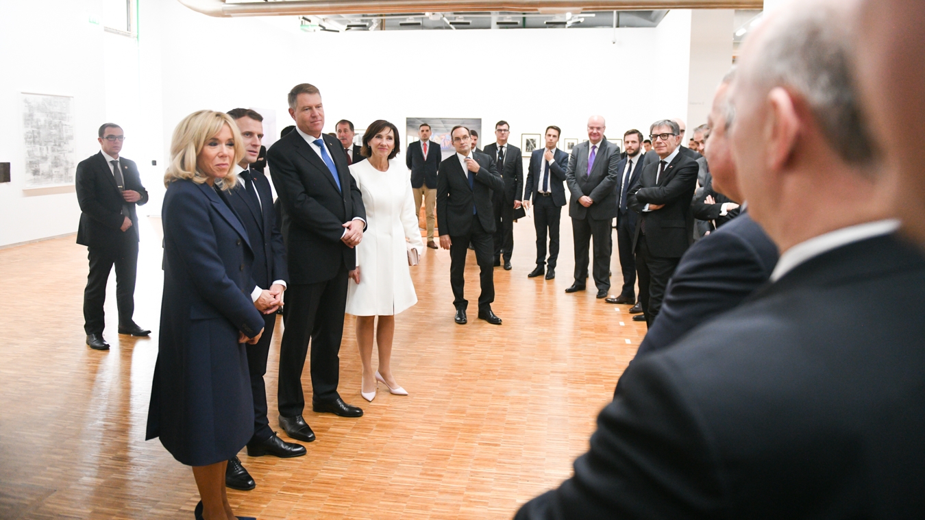 GALERIE FOTO / Carmen Iohannis a impresionat cu ținutele purtate la Paris. Ea și Brigitte Macron au fost în centrul atenției