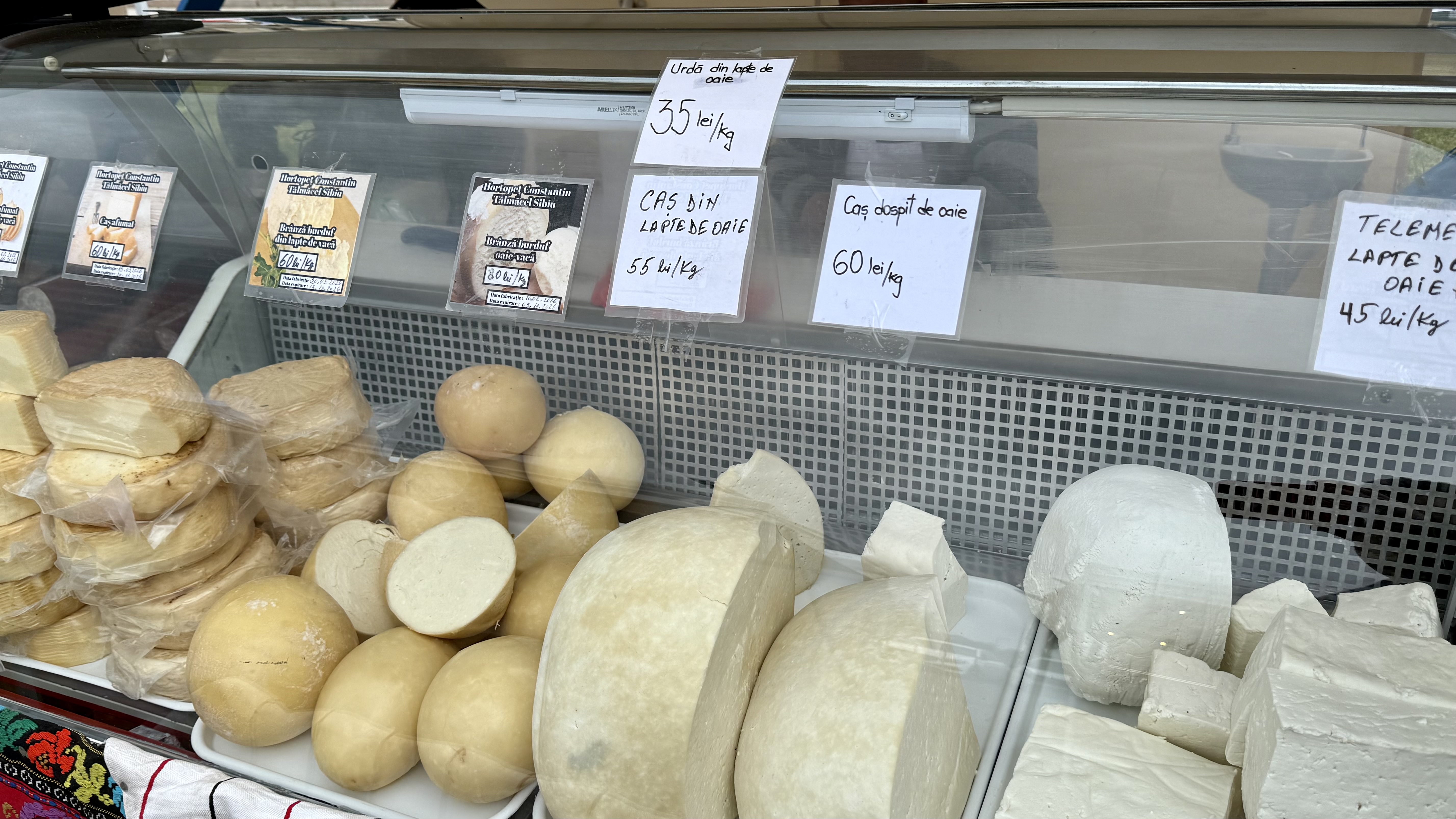 „Sigur și Gustos”, dar te ține buzunarul? Am fost la târgul de la Casa Presei unde pastrama costă 220 de lei/kg