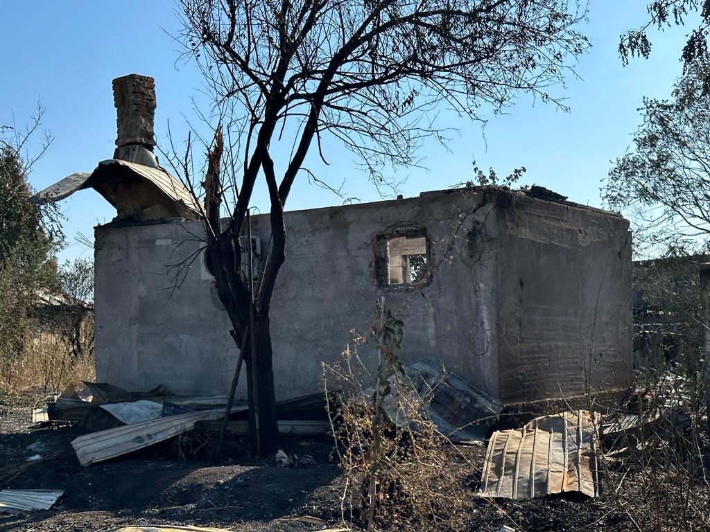 FOTOREPORTAJ Pompierii încă intervin în zona exploziei, oamenii spun că n-au primit ajutor: „Stăteam lângă o bombă și nu știam!”