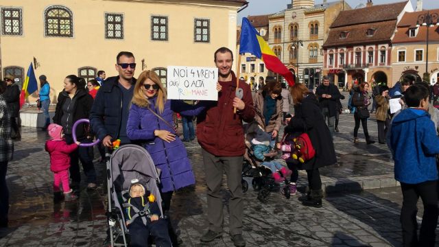 Peste 500 de mame au protestat la Brașov, alături de copii și bunici