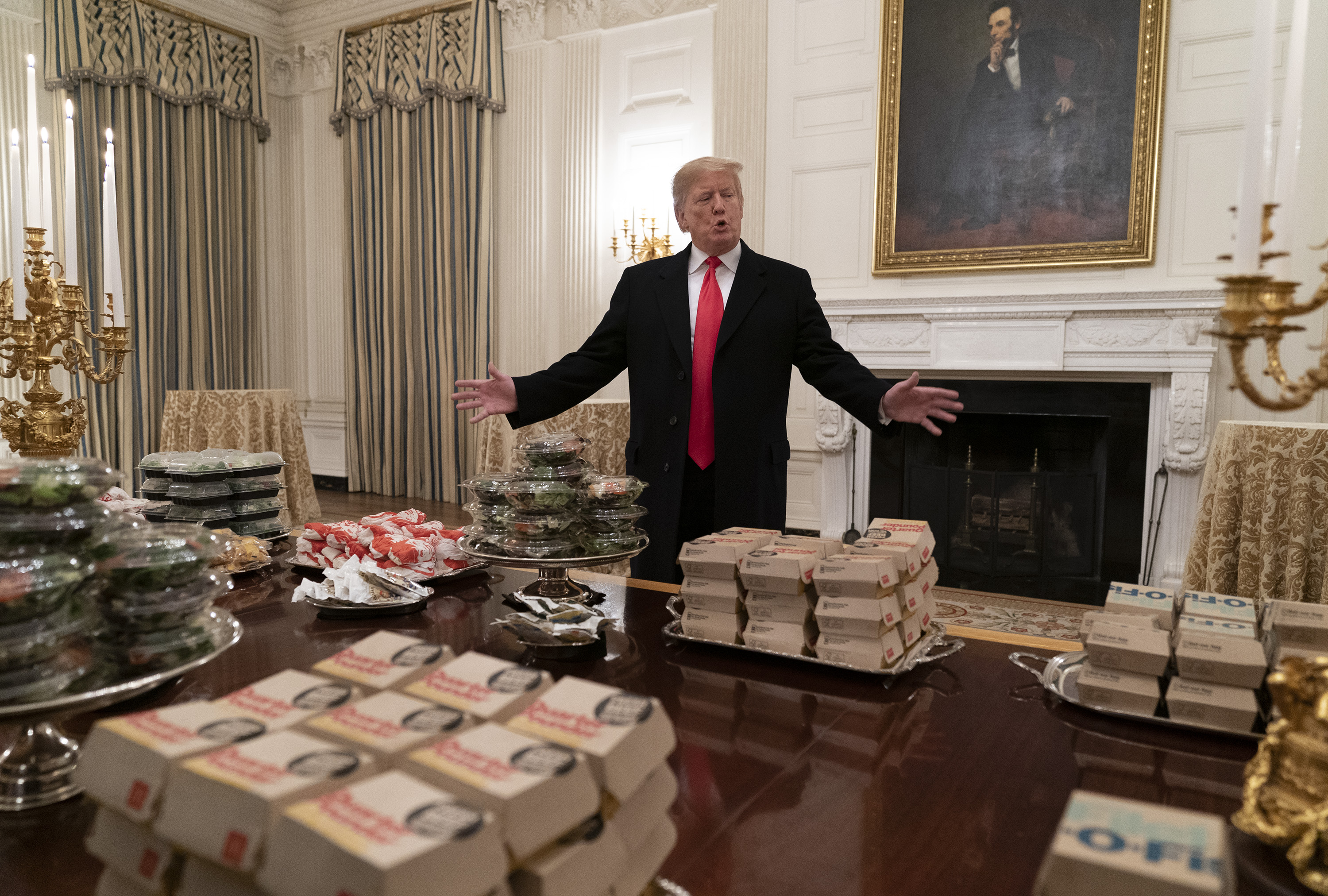 FOTO & VIDEO | Trump a servit invitații de la Casa Albă cu hamburgeri: "Am pus pe masă cea mai bună mâncare americană"