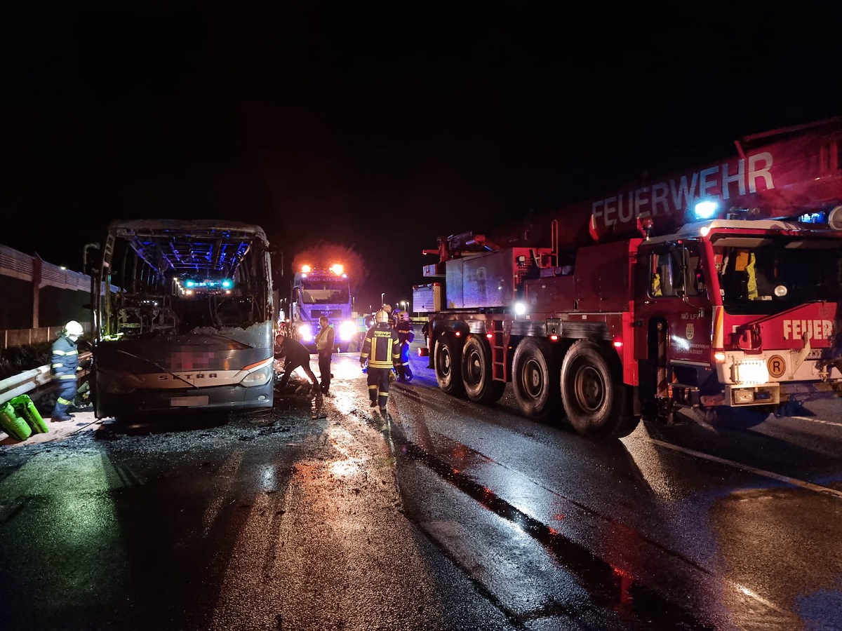 Un autocar cu 13 români în el s-a aprins în mers, în Austria, și s-a făcut scrum