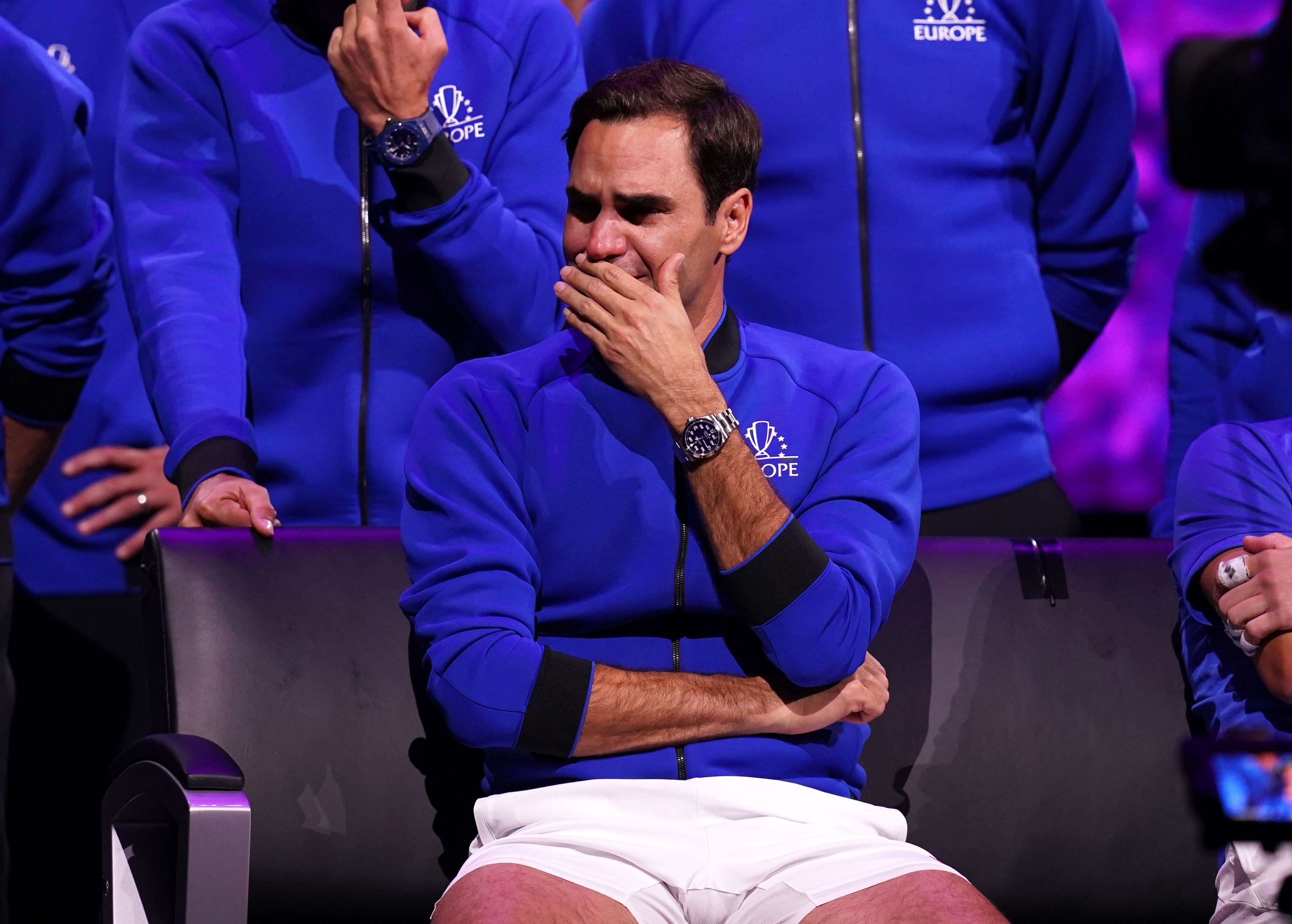 IMAGINEA ZILEI în sportul mondial. Roger Federer ținându-l de mână în lacrimi pe Rafael Nadal la ultimul său meci ca profesionist în tenis