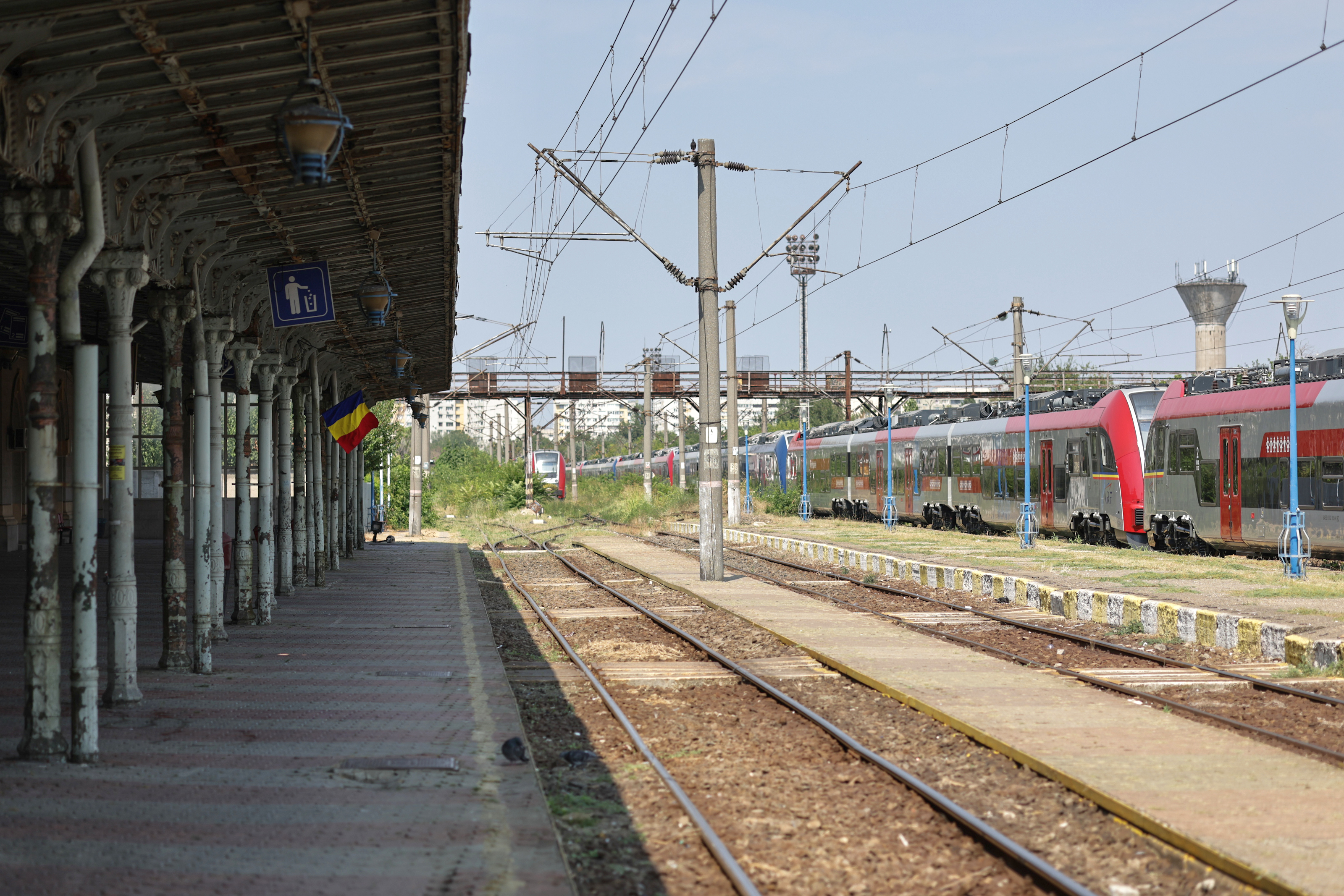 Gara-fantomă din București: dezastru total, cinci trenuri vin și pleacă, iar călătorii așteaptă micii calzi „La pierde tren”