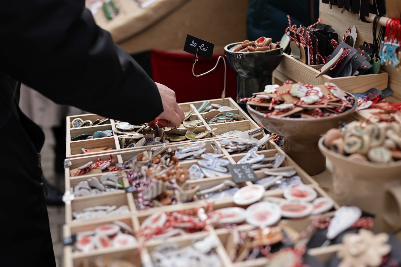 De la mărțișoare handmade la adevărate bijuterii din aur și argint: ce prețuri găsești la Târgul Mărțișorului 2026