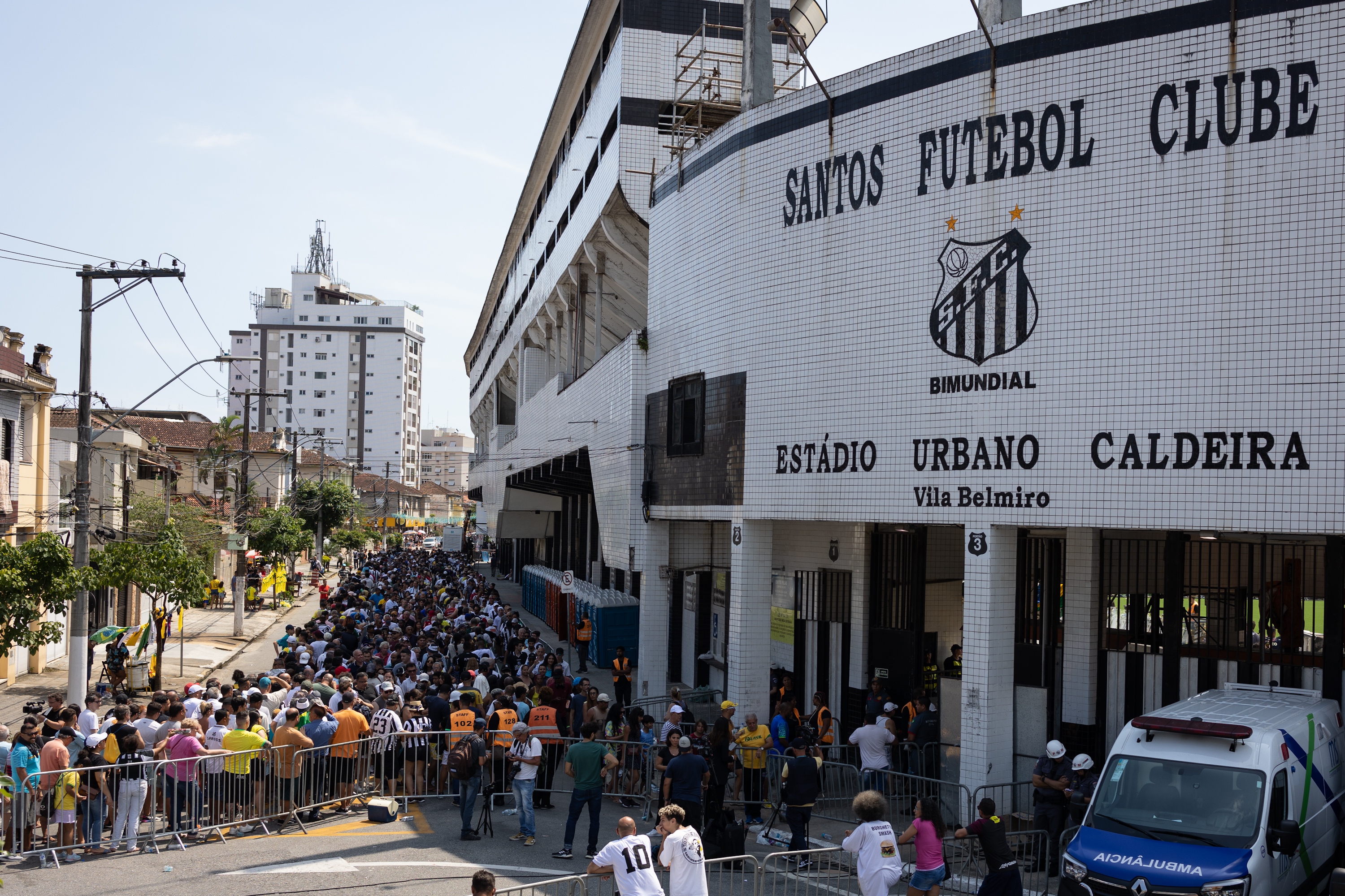 Procesiune de patru ore la înmormântarea lui Pele. Marele fotbalist a fost condus pe ultimul drum de sute de mii de brazilieni