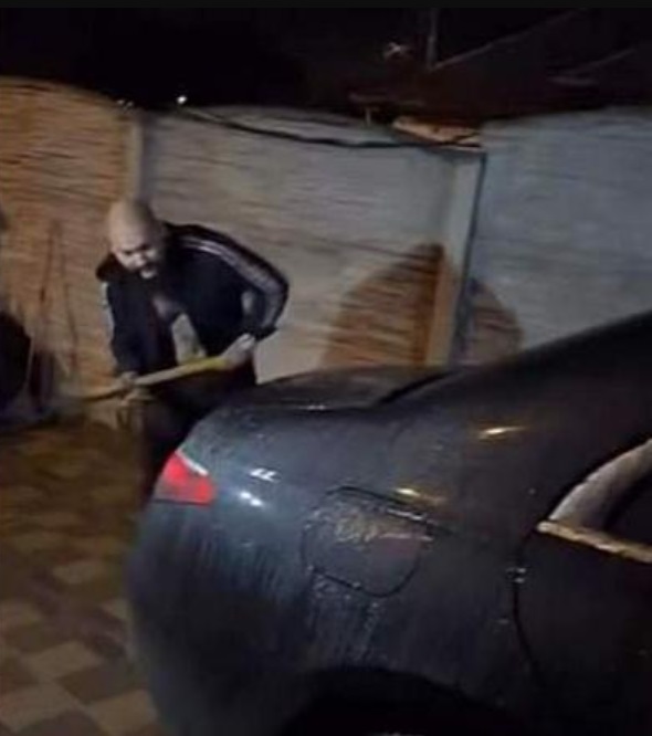 Dani Mocanu, filmat cum își lovește cu barosul mașina de 200.000 de euro: „Arestul la domiciliu lasă semne”. A primit provocarea pe TikTok