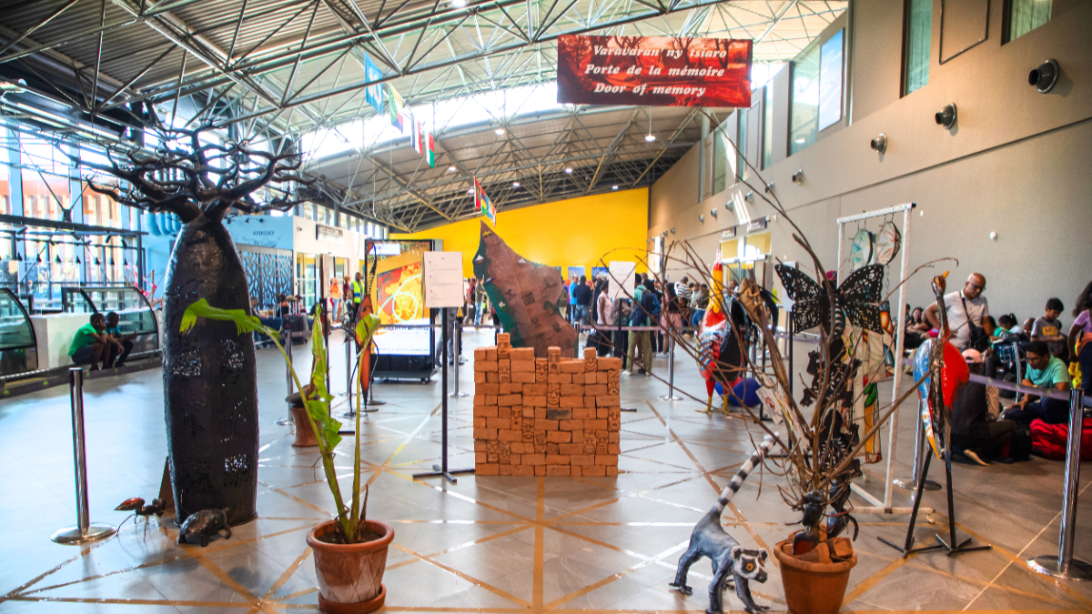 Antananarivo, Madagascar 07 oktober 2023. central entrance and facade of Ivato International Airport in Madagascar. Lots of people and parked taxis. [Getty Images]