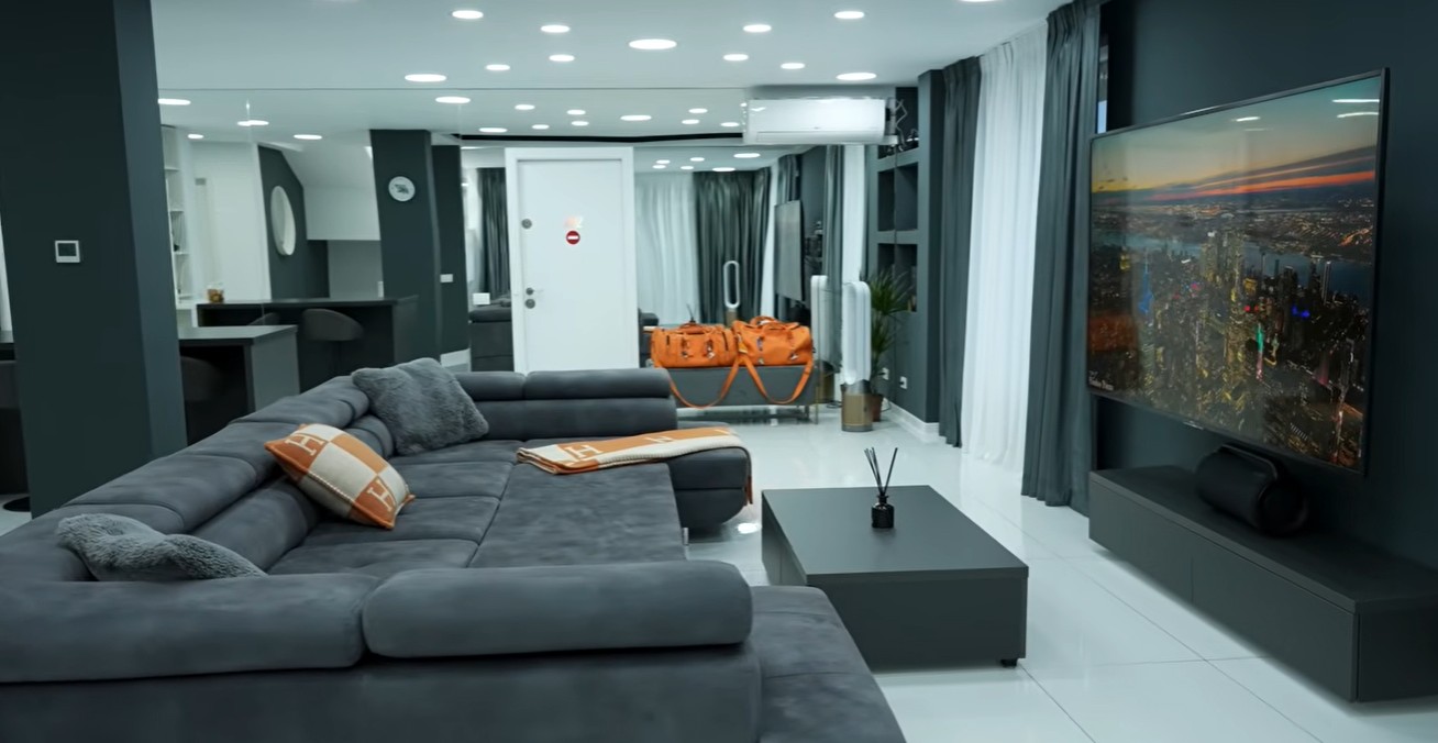 Imagini cu casa din Domnești în care locuiește Dorian Popa. Artistul a renovat-o complet