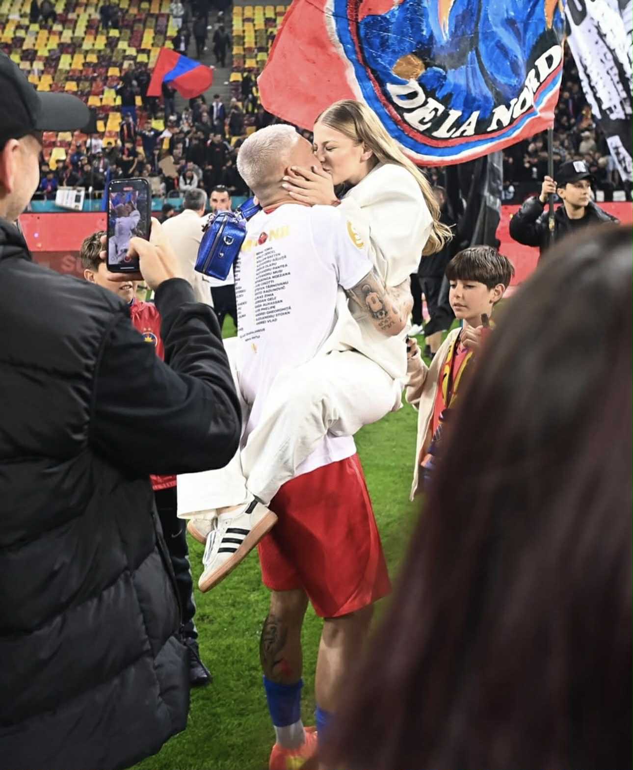 Cum a apărut Antonia Salanta, iubita fotbalistului Daniel Bîrligea, într-o piață din Italia. Îmbrăcată într-o rochie decoltată, imediat a atras atenția