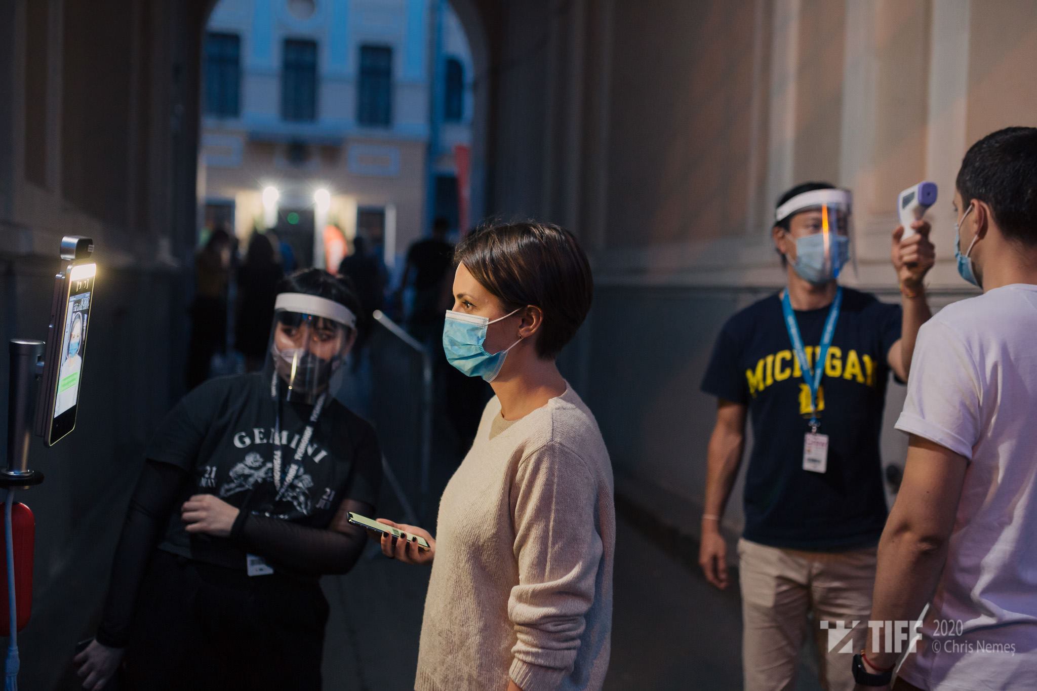 Pasiuni contra COVID. Imagini de la festivalul TIFF din Cluj, unde mii de oameni se uită la filme în aer liber, respectând măsurile