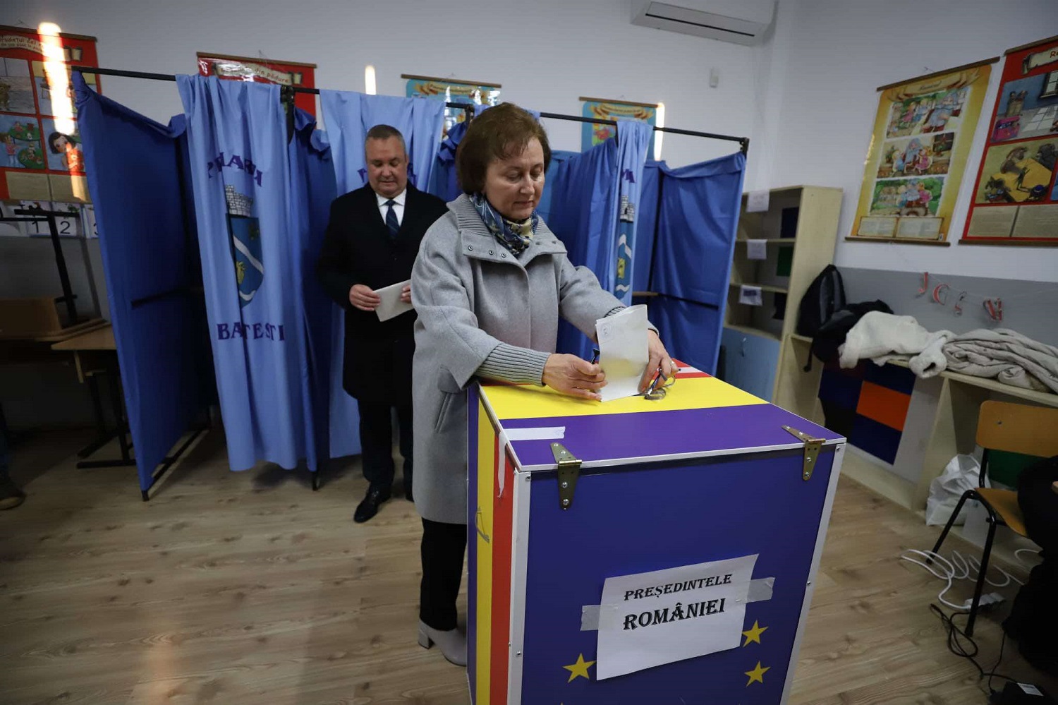 Cum s-a îmbrăcat soția lui Nicolae Ciucă în ziua alegerilor prezidențiale din 24 noiembrie. Cristina Maria Ciucă a bifat a doua apariție publică