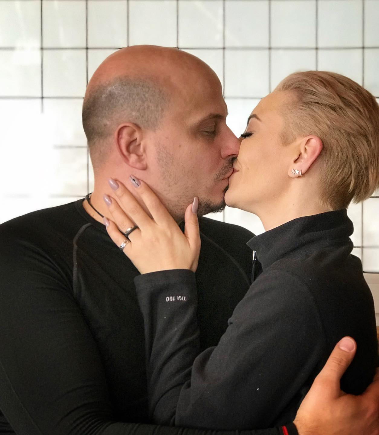 Imagini din casa în care locuiesc Giulia Anghelescu și Vlad Huidu. Au renovat-o de Crăciun: „Am schimbat parchetul în living, am schimbat o baie”