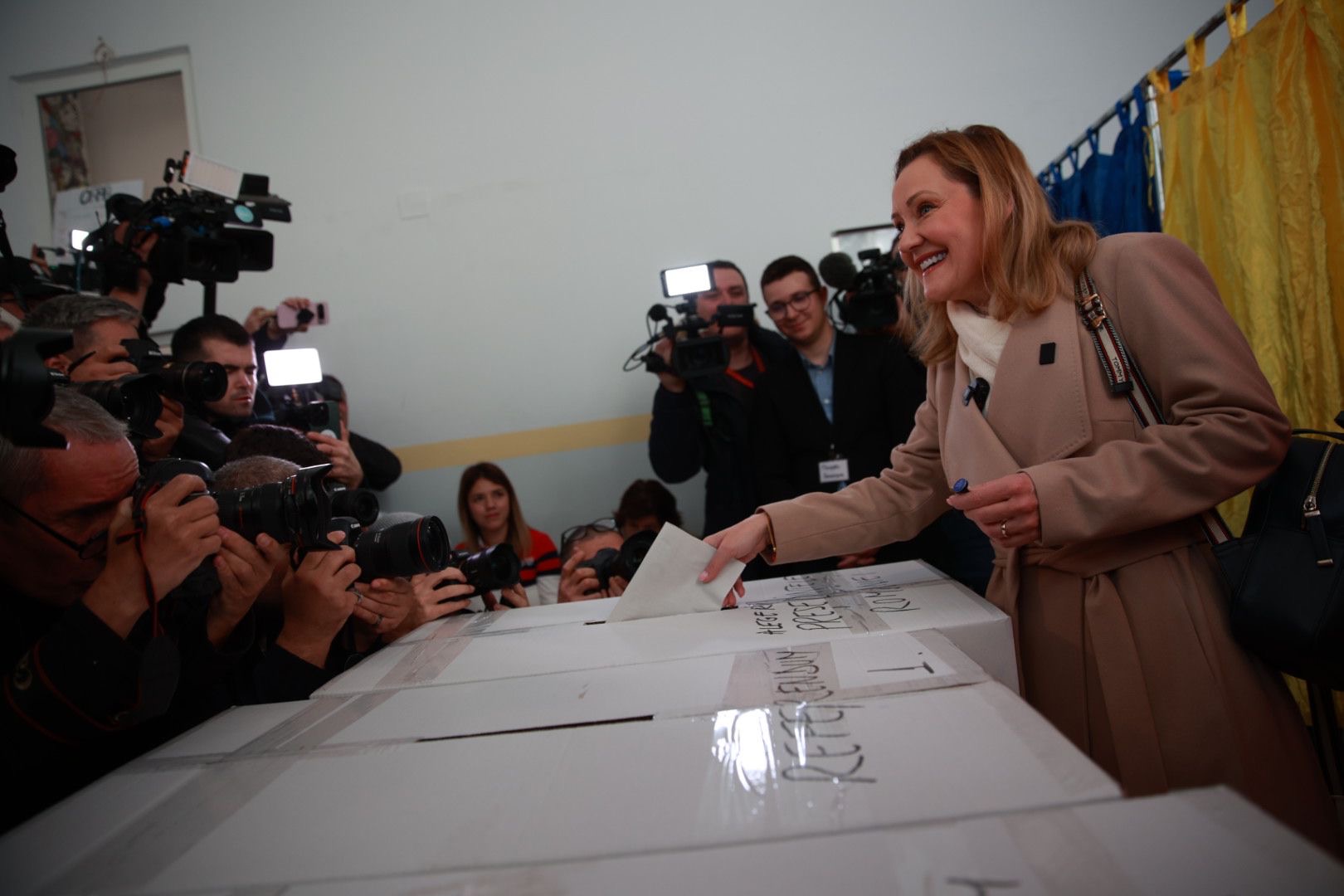 Cât costă paltonul purtat de Elena Lasconi în ziua alegerilor prezidențiale din 24 noiembrie. Ce a adus la secția de votare: „Fără blat”