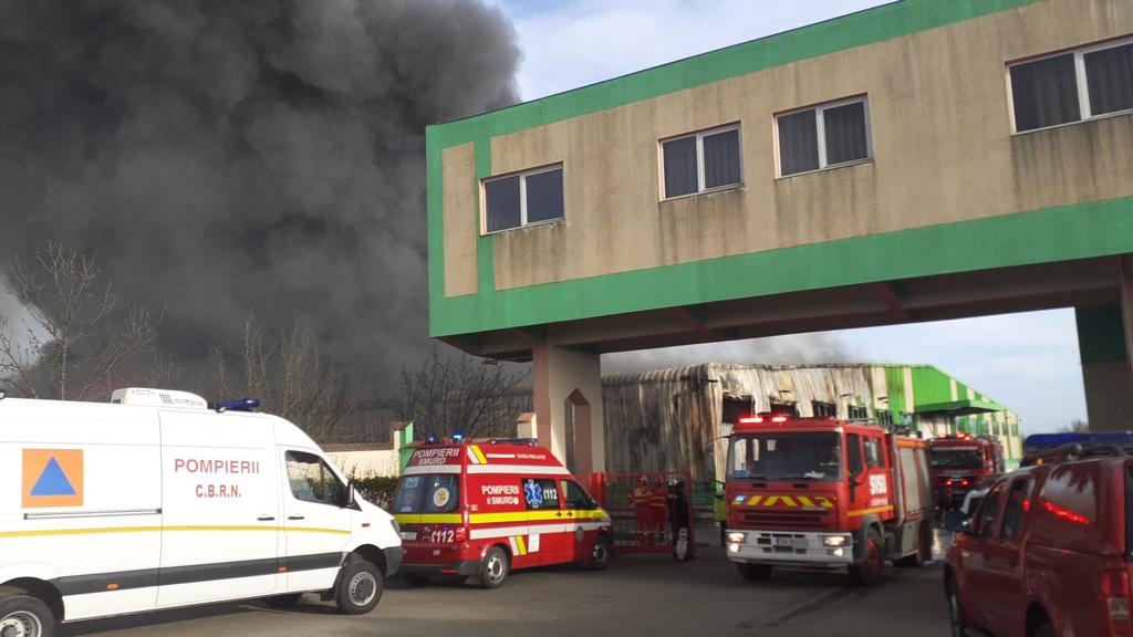 Incendiu puternic în Timișoara, la o fostă fabrică de țigări. În hala de lângă e depozitat azotat de amoniu lichid