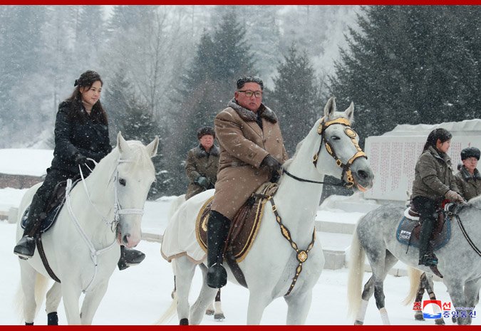 Kim Jong Un, călare pe un cal alb, pe muntele sacru al Coreei de Nord. Imaginile misterioase care prevestesc un anunț major