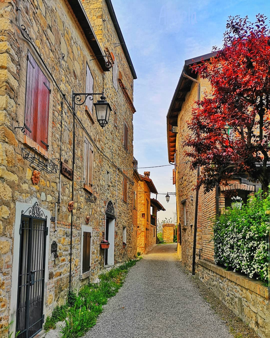 Un castel, un palat și un sat din Italia, la vânzare pentru 2 milioane de euro