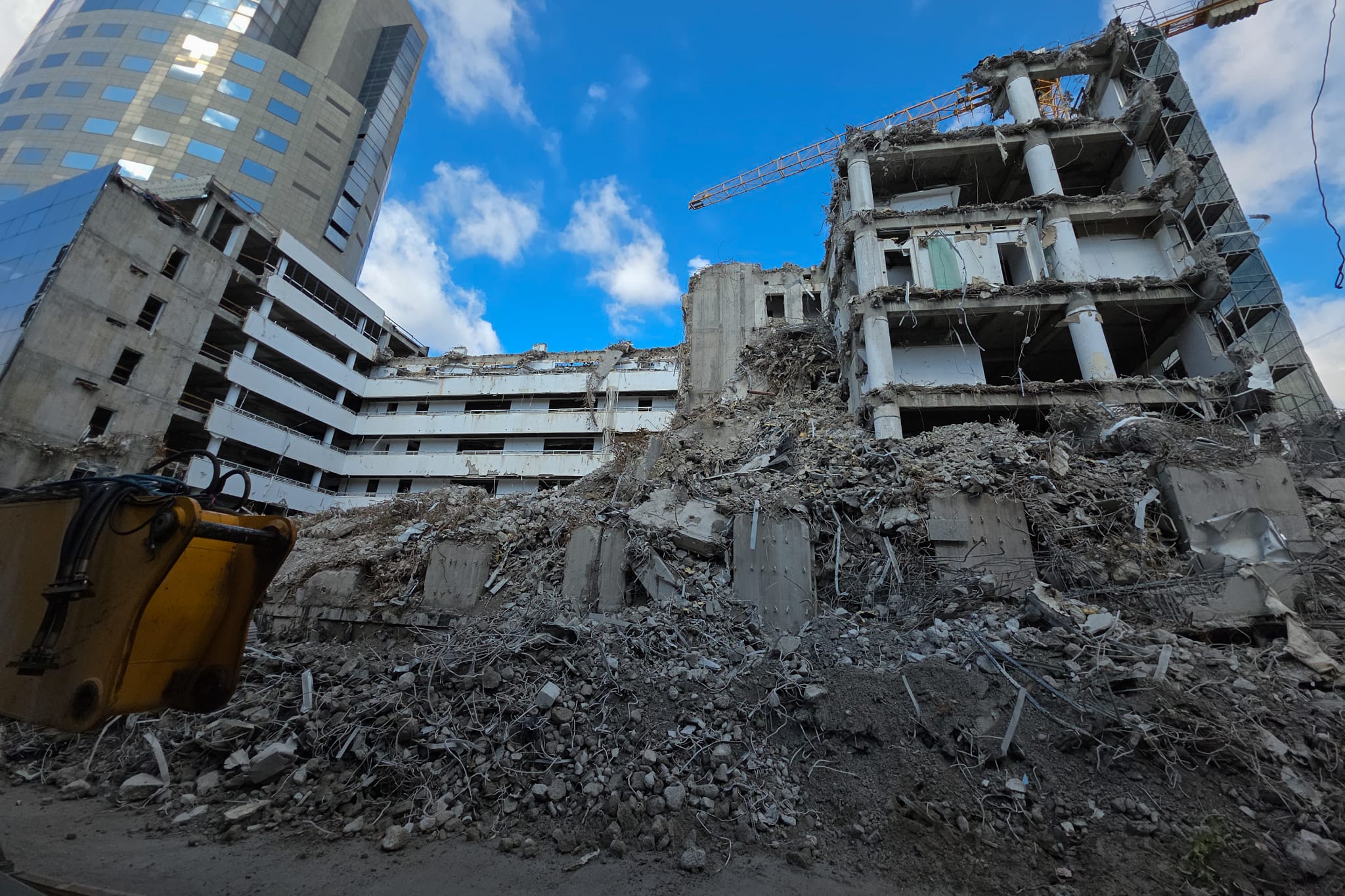 Sediul BCR din Calea Victoriei, fost Bancorex, nu a putut fi demolat nici după o lună. Clădirea a fost construită în anii ’90