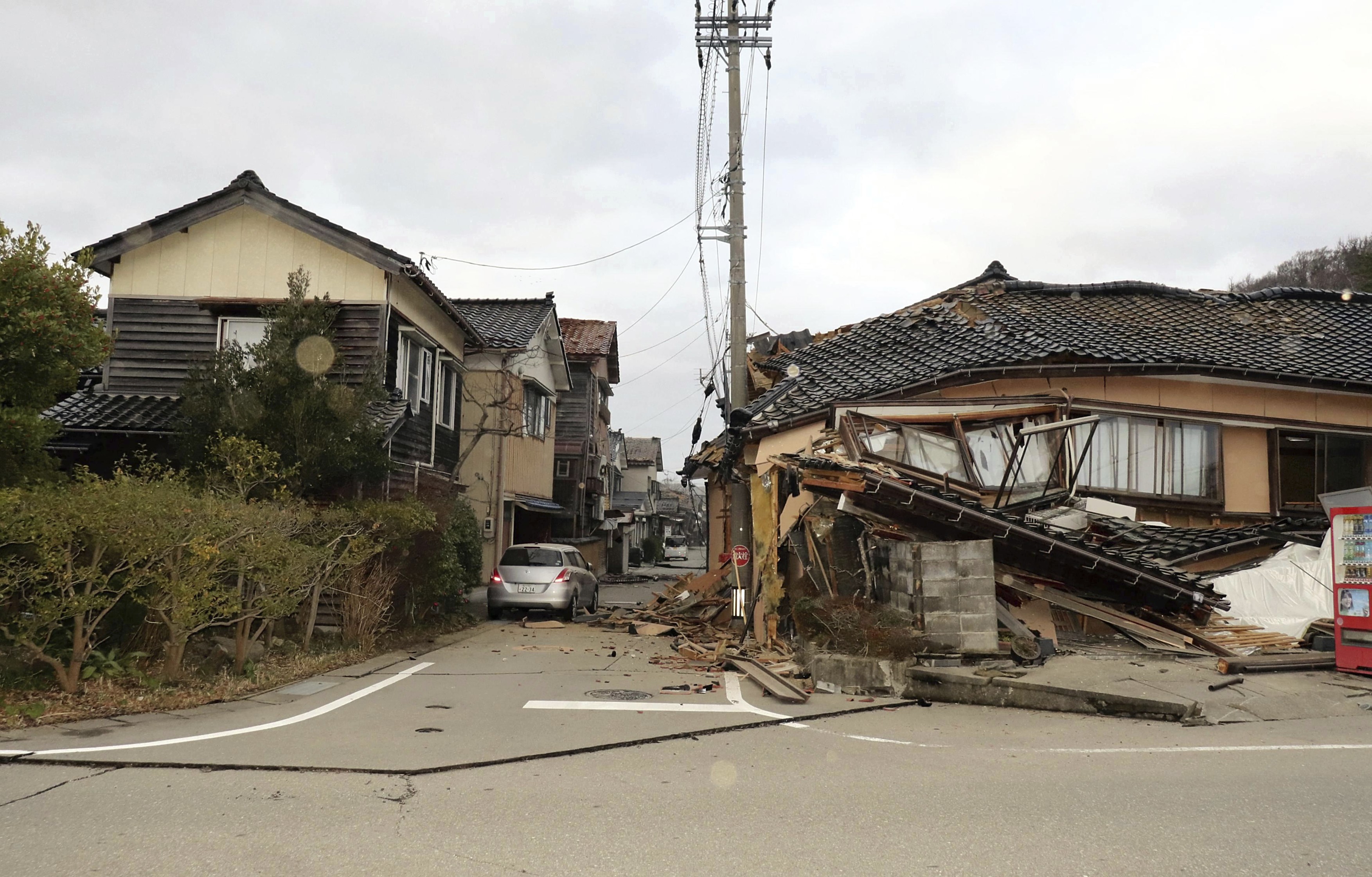 Momentul în care Japonia este lovită de cutremur. Drumuri crăpate și case distruse, printre pagube. VIDEO