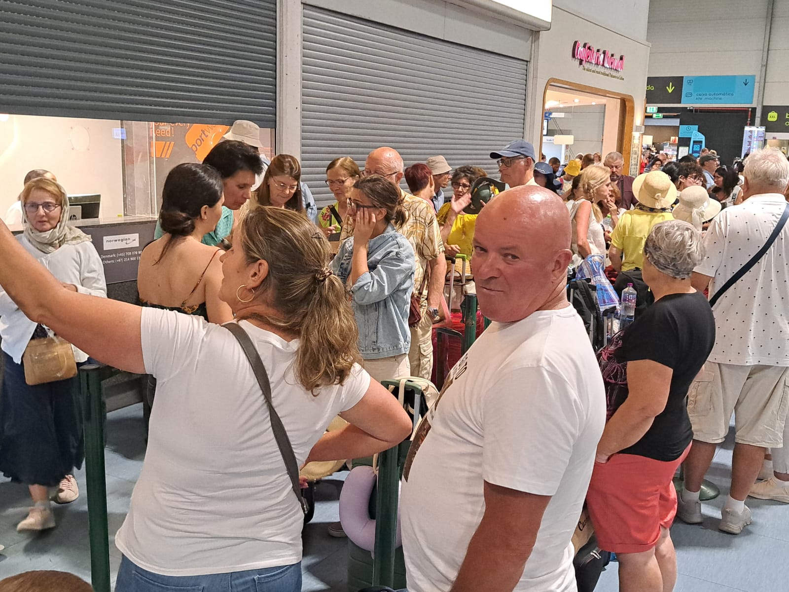 Zeci de turiști români, blocați pe aeroportul din Lisabona, după ce o cursă Wizz Air s-a anulat. „Nu ne-a spus nimeni nimic, nu ne ajută nimeni”. Precizările companiei