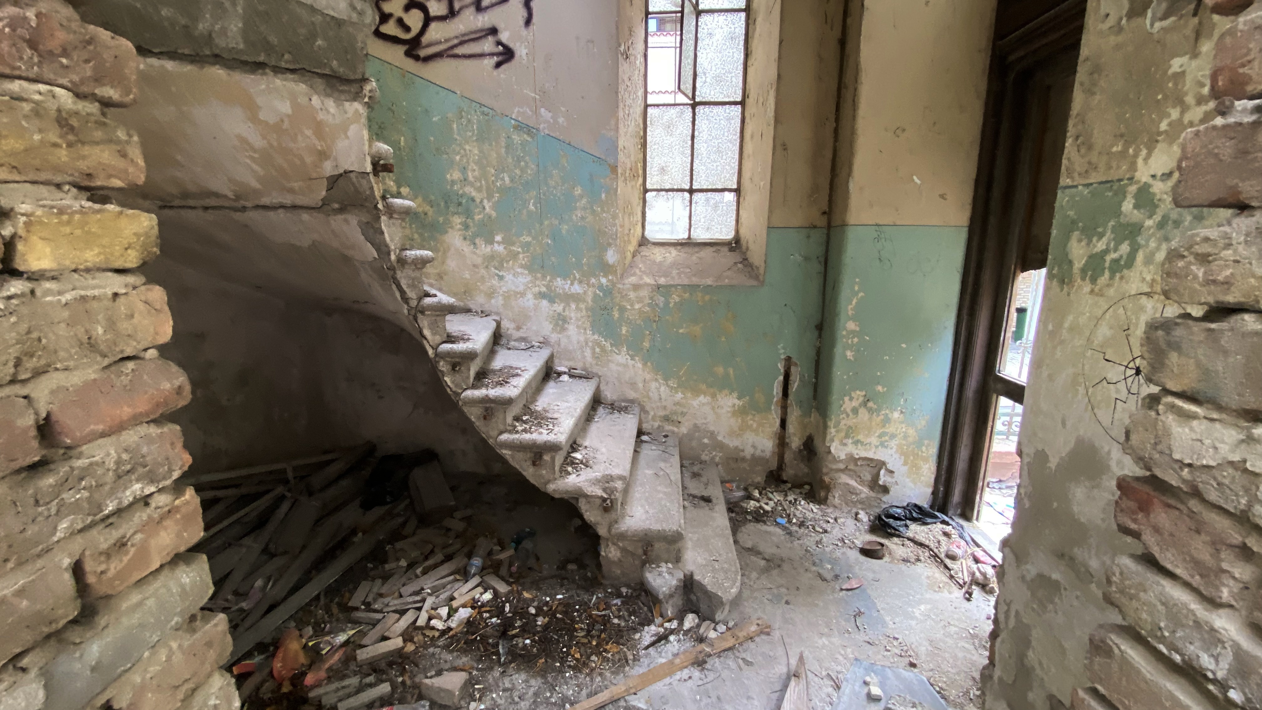 Sinagoga din Constanța, ruina de la malul mării. Clădirea comunității evreiești e în pericol de prăbușire, dar urmează să fie readusă la viață cu două milioane de euro
